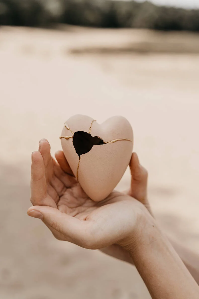 Kintsugi hart, gebroken en met goud hersteld